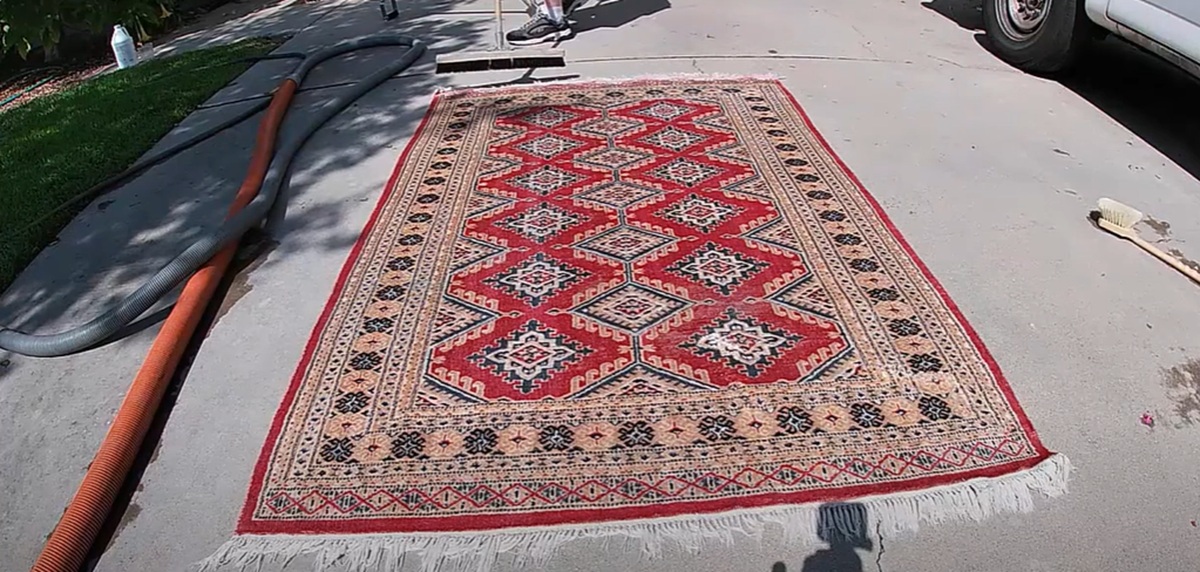 پاک کردن لکه قرمز از روی فرش